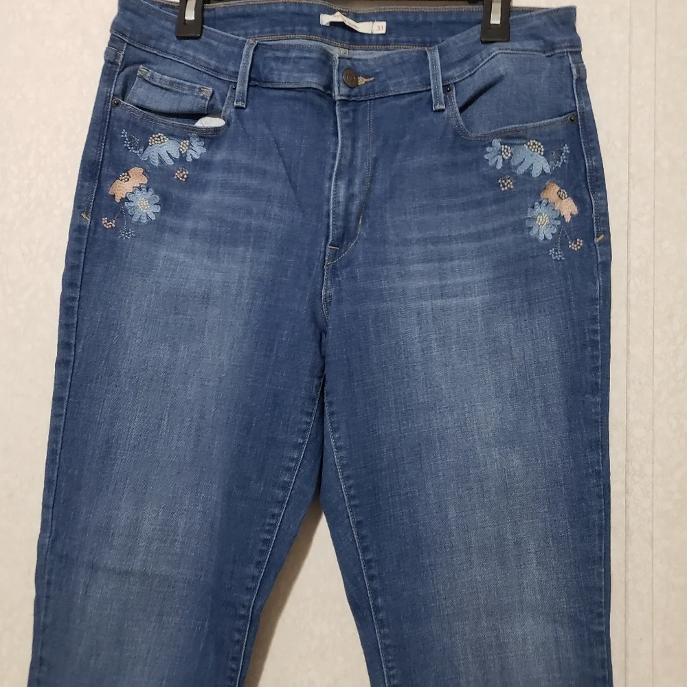 LEVI'S...Women's Blue Embroidered Jeans..SIZE:33